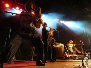 Fires 2019. Actuaci&oacute; de Els Berros de la Cort a la pla&ccedil;a de Sant Feliu