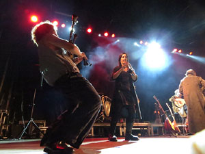 Fires 2019. Actuaci&oacute; de Els Berros de la Cort a la pla&ccedil;a de Sant Feliu