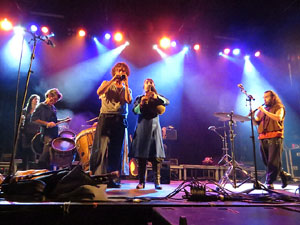 Fires 2019. Actuaci&oacute; de Els Berros de la Cort a la pla&ccedil;a de Sant Feliu