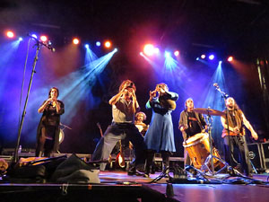 Fires 2019. Actuaci&oacute; de Els Berros de la Cort a la pla&ccedil;a de Sant Feliu