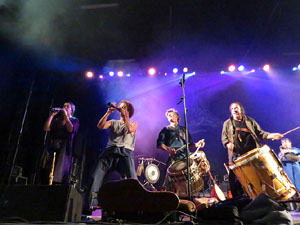 Fires 2019. Actuaci&oacute; de Els Berros de la Cort a la pla&ccedil;a de Sant Feliu