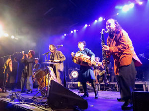 Fires 2019. Actuaci&oacute; de Els Berros de la Cort a la pla&ccedil;a de Sant Feliu