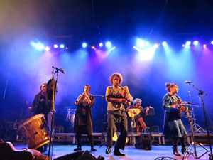 Fires 2019. Actuaci&oacute; de Els Berros de la Cort a la pla&ccedil;a de Sant Feliu