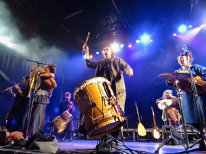 Fires 2019. Actuaci&oacute; de Els Berros de la Cort a la pla&ccedil;a de Sant Feliu