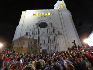 Fires 2019. Pujada d'un pilar per les escales de la Catedral, a càrrec dels Marrecs de Salt