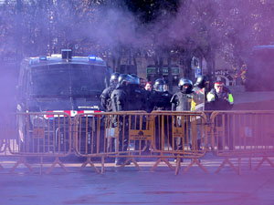 Manifestaci&oacute; antifeixista a la pla&ccedil;a de l'U d'octubre contra la convocat&ograve;ria de SCC de celebraci&oacute; de la Constituci&oacute; espanyola