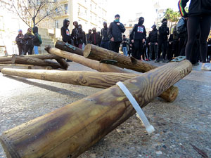 Manifestaci&oacute; antifeixista a la pla&ccedil;a de l'U d'octubre contra la convocat&ograve;ria de SCC de celebraci&oacute; de la Constituci&oacute; espanyola
