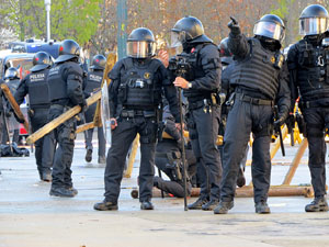 Manifestaci&oacute; antifeixista a la pla&ccedil;a de l'U d'octubre contra la convocat&ograve;ria de SCC de celebraci&oacute; de la Constituci&oacute; espanyola