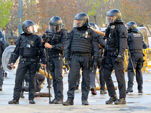 Manifestaci&oacute; antifeixista a la pla&ccedil;a de l'U d'octubre contra la convocat&ograve;ria de SCC de celebraci&oacute; de la Constituci&oacute; espanyola