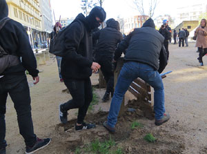 Manifestaci&oacute; antifeixista a la pla&ccedil;a de l'U d'octubre contra la convocat&ograve;ria de SCC de celebraci&oacute; de la Constituci&oacute; espanyola