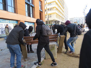 Manifestaci&oacute; antifeixista a la pla&ccedil;a de l'U d'octubre contra la convocat&ograve;ria de SCC de celebraci&oacute; de la Constituci&oacute; espanyola