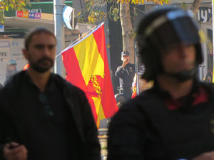 Manifestaci&oacute; antifeixista a la pla&ccedil;a de l'U d'octubre contra la convocat&ograve;ria de SCC de celebraci&oacute; de la Constituci&oacute; espanyola