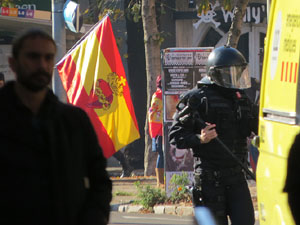 Manifestaci&oacute; antifeixista a la pla&ccedil;a de l'U d'octubre contra la convocat&ograve;ria de SCC de celebraci&oacute; de la Constituci&oacute; espanyola