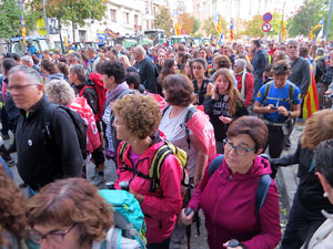 Sortida de la columna de la Marxa per la Llibertat des de la pla&ccedil;a de l'1 d'octubre de 2017 de Girona
