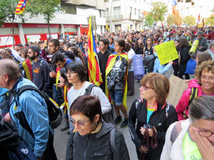Sortida de la columna de la Marxa per la Llibertat des de la pla&ccedil;a de l'1 d'octubre de 2017 de Girona