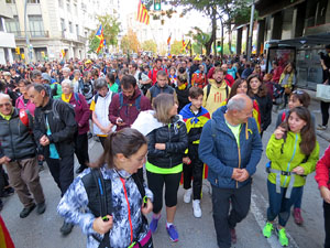 Sortida de la columna de la Marxa per la Llibertat des de la pla&ccedil;a de l'1 d'octubre de 2017 de Girona