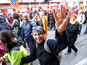 Sortida de la columna de la Marxa per la Llibertat des de la pla&ccedil;a de l'1 d'octubre de 2017 de Girona