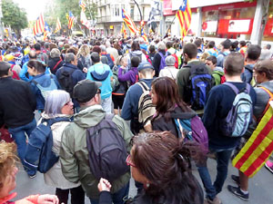 Sortida de la columna de la Marxa per la Llibertat des de la pla&ccedil;a de l'1 d'octubre de 2017 de Girona