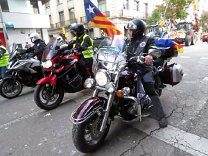 Sortida de la columna de la Marxa per la Llibertat des de la pla&ccedil;a de l'1 d'octubre de 2017 de Girona