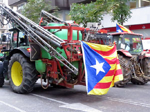 Sortida de la columna de la Marxa per la Llibertat des de la pla&ccedil;a de l'1 d'octubre de 2017 de Girona