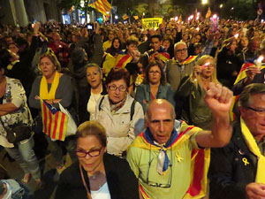 Seguda amb espelmes davant la subdelegaci&oacute; del Govern espanyol a Girona