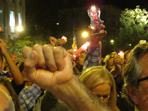 Seguda amb espelmes davant la subdelegaci&oacute; del Govern espanyol a Girona