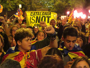 Seguda amb espelmes davant la subdelegaci&oacute; del Govern espanyol a Girona