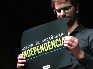 Seguda amb espelmes davant la subdelegaci&oacute; del Govern espanyol a Girona