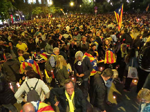 Seguda amb espelmes davant la subdelegaci&oacute; del Govern espanyol a Girona