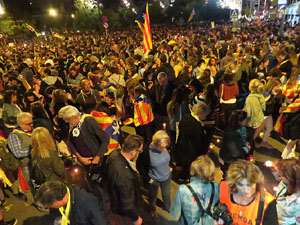 Seguda amb espelmes davant la subdelegaci&oacute; del Govern espanyol a Girona