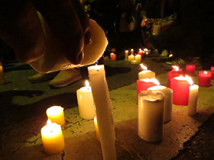 Seguda amb espelmes davant la subdelegaci&oacute; del Govern espanyol a Girona