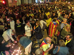 Seguda amb espelmes davant la subdelegaci&oacute; del Govern espanyol a Girona