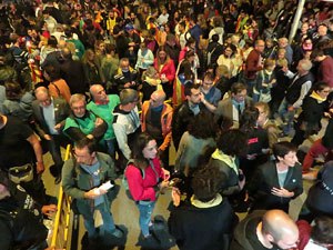 Seguda amb espelmes davant la subdelegaci&oacute; del Govern espanyol a Girona