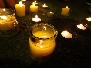 Seguda amb espelmes davant la subdelegaci&oacute; del Govern espanyol a Girona