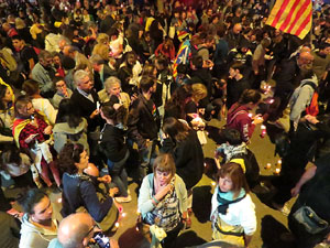 Seguda amb espelmes davant la subdelegaci&oacute; del Govern espanyol a Girona