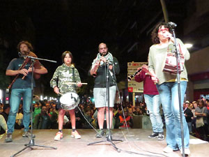 Seguda amb espelmes davant la subdelegaci&oacute; del Govern espanyol a Girona