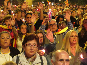 Seguda amb espelmes davant la subdelegaci&oacute; del Govern espanyol a Girona