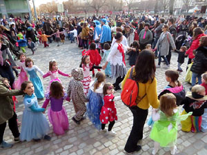 Carnestoltes 2020 a Girona. Disfresses i cercavila pels carrers del Barri Vell
