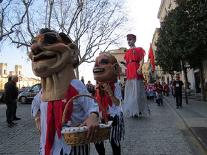 Carnestoltes 2020 a Girona. Disfresses i cercavila pels carrers del Barri Vell