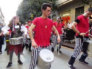 Carnestoltes 2020 a Girona. Disfresses i cercavila pels carrers del Barri Vell