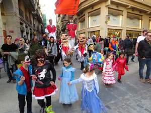 Carnestoltes 2020 a Girona. Disfresses i cercavila pels carrers del Barri Vell