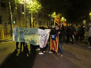 Concentració contra el 155 davant la subdelegació dels govern espanyol a la Gran Via de Jaume I