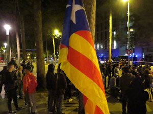 Concentració contra el 155 davant la subdelegació dels govern espanyol a la Gran Via de Jaume I