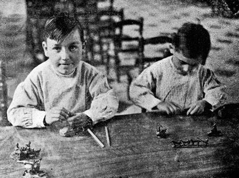 Domènec Fita (a la dreta) i Enric Homet fent figures de fang durant una visita del President Macià a la Casa d'Assistència de Girona. 1932