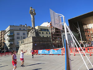 VIII Jornada de l'Esport Femení 2020 a la plaça Salvador Espriu, la de Francesc Calvet i Rubalcaba, la plaça Catalunya i el riu Onyar