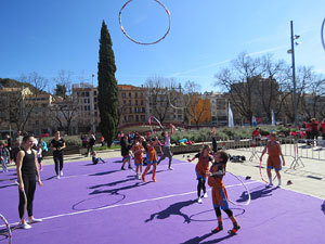 VIII Jornada de l'Esport Femení 2020 a la plaça Salvador Espriu, la de Francesc Calvet i Rubalcaba, la plaça Catalunya i el riu Onyar