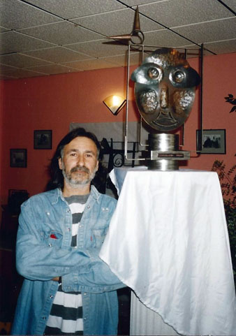 Josep Maria Varés, amb una obra seva, a Girona. 1994