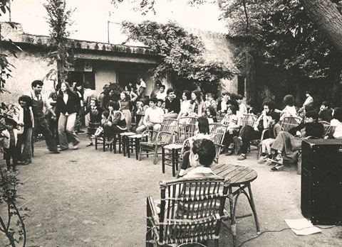 Festa d'aniversari al pati del bar l'Enderroc de Girona. 1980-1981
