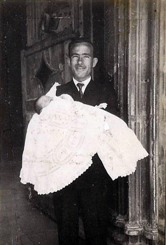 Josep Maria Varés i el seu oncle, Alfons de Batlle, el dia del seu bateig. 1947