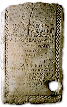 Làpida trilingüe amb inscripcions en hebreu, grec i llatí. Segle VI